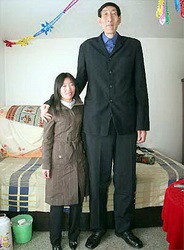 У самого высокого человека в мире&nbsp;— 57-летнего бао сишуня, чей рост составляет 236 сантиметров,&nbsp;— родился первенец