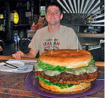 Американский повар съел девятикилограммовый гамбургер почти за пять часов