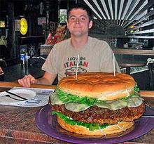 Американский повар съел девятикилограммовый гамбургер почти за пять часов