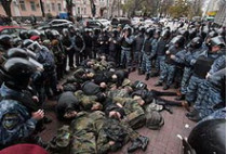 Во время драки в центре киева с правоохранителями участники марша, приуроченного к дате создания упа, применили слезоточивый газ