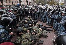 Во время драки в центре киева с правоохранителями участники марша, приуроченного к дате создания упа, применили слезоточивый газ
