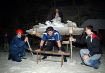 Силач дмитрий халаджи девять секунд удерживал на спине платформу с мешками с солью общим весом больше двух тонн!