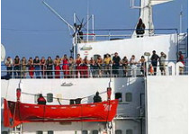 Сомалийские пираты вывели на палубу заложников с судна «фаина» и позволили их сфотографировать