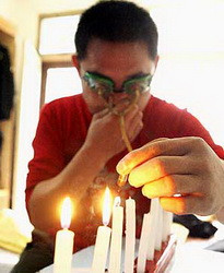 За одну минуту 35-летний китаец задул&#133; Глазами 12 свечей