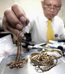 Когда сеть ломбардов объявила о распродаже ювелирных изделий по 111 гривен за грамм золота, очереди выстроились часа на три