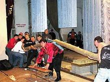 Силач дмитрий халаджи согнул на своей спине 150-килограммовый рельс с повисшими на нем 20 людьми и переломил деревянную электроопору диаметром 78 сантиметров