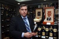 «стоимость хрустального графина с шотландским виски 55-летней выдержки&nbsp;— около 150 тысяч гривен. Сегодня это самый дорогой виски в мире! »