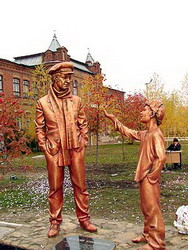 В городе старобельске луганской области появился памятник остапу бендеру
