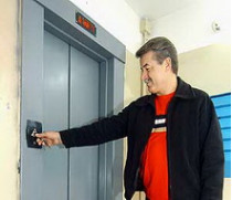 Магнитный замок, установленный внутри кабины лифта, заблокирует карточку-ключ жильца, у которого есть долги за коммунальные услуги