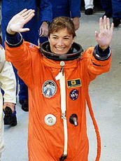 Во время выхода в открытый космос астронавтка хайдемари стефанишин-пайпер потеряла&#133; Сумку