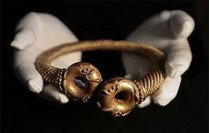 Британский археолог-любитель нашел золотое нашейное украшение, возраст которого&nbsp;— более 2 тысяч лет