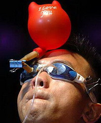 Житель китая надувает воздушные шарики&#133; Глазами