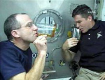 Астронавты отметили день благодарения чаем со льдом, налитым в кружки, сделанные из&#133; Пластиковых обложек справочников