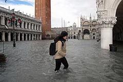 Практически вся венеция затоплена из-за сильнейшего за последние 22 года наводнения