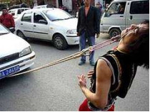 21-летний китаец сдвинул с места автомобиль весом в тонну с помощью веревок, закрепленных у него на&#133; Веках