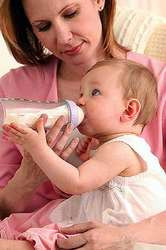 Не следует давать малышу на ночь бутылочку с соком или сиропом: это может привести к развитию кариеса