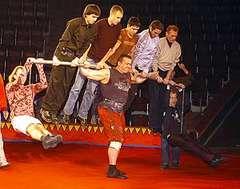 46-летний артист столичного цирка игорь ильченко удержал у себя на груди живую пирамиду из десяти человек общим весом 820 килограммов