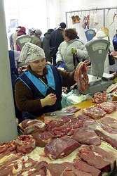 Вместо натурального мяса киевляне стали больше покупать фарша в кулинарных отделах магазинов, упал спрос на твердые сыры и рис