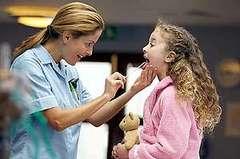Ребенка, который шепелявит, не выговаривает звук «р», нужно показать не только логопеду, но и ортодонту
