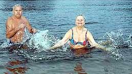 Один из старейших моржей украины 80-летний иван чуйко: «купаться в холодной воде лучше голышом. Это касается как мужчин, так и женщин»