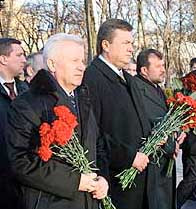 День соборности руководство украины отметило возложением цветов к памятникам тарасу шевченко и михаилу грушевскому