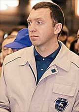 Роман абрамович уступил первое место в списке самых богатых россиян олегу дерипаске, обладающему капиталом в 21 миллиард 200 миллионов долларов
