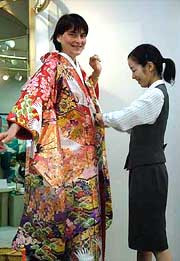 «в японии мне предложили облачиться в кимоно с тканными вручную узорами, стоившее 120 тысяч долларов! »