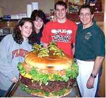 В одном из американских ресторанов за «каких-то» 379 долларов можно отведать гамбургер весом 60(! ) килограммов
