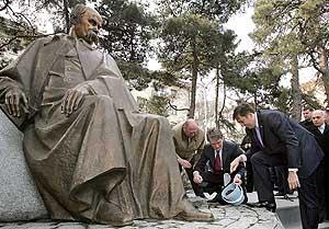 На открытии памятника тарасу шевченко в тбилиси михаил саакашвили читал «заповцт» кобзаря по-украински