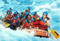 Чтобы уговорить наших туристов сплавляться по горной реке, турецкие гиды показывают им фотографию филиппа киркорова с отцом в надувной лодке