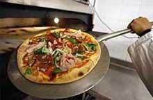 В одном из нью-йоркских ресторанов можно отведать самую дорогую пиццу в мире стоимостью тысячу долларов