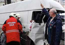 Пока спасатели резали искореженную кабину микроавтобуса, врачи «скорой» ставили капельницу зажатому внутри пассажиру