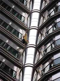 Человек-паук ален робер, пытавшийся взобраться на крышу небоскреба в малайзии, на 60-м этаже здания был арестован
