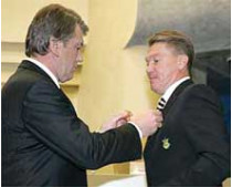 За успешное выступление на чемпионате мира игроки и тренеры футбольной сборной украины получили государственные награды из рук президента виктора ющенко