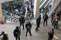 Около 200 хулиганов в течение нескольких часов громили одну из станций парижского метро