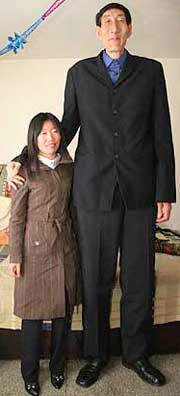 Занесенный в книгу рекордов гиннесса китайский великан женился на женщине, которая младше его на 28 лет