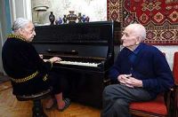 «в неряшливой комнатке киевского загса, куда мы пришли в 1932 году оформить свои отношения, висел мрачный лозунг: «если вы хотите заключить брак, проверьте здоровье каждого из вас»