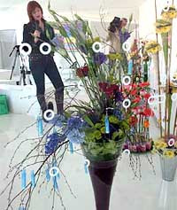 С помощью цветочных композиций флористы показали день из жизни современной женщины
