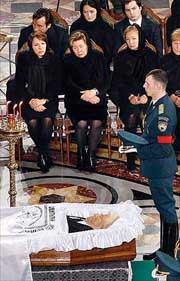 В день похорон бориса ельцина в государственной думе вспыхнул скандал: коммунисты отказались почтить минутой молчания память первого президента россии