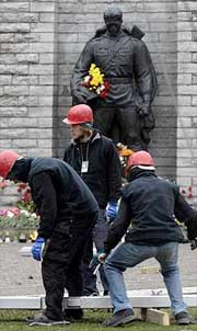 Вчера ночью в таллинне начали демонтировать памятник советским воинам-освободителям