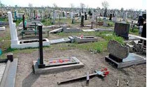 В течение двух дней неизвестные разгромили на мариупольском кладбище почти 400(! ) могил