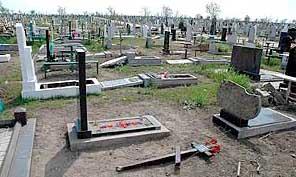 В течение двух дней неизвестные разгромили на мариупольском кладбище почти 400(! ) могил