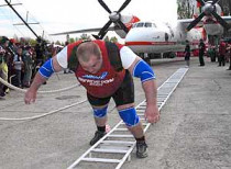 Сильнейший человек планеты украинец василий вирастюк установил новый мировой рекорд, подняв 92-килограммовую гантель семь раз за 90 секунд