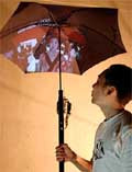 С помощью японского зонта нового поколения можно фотографировать и пользоваться интернетом