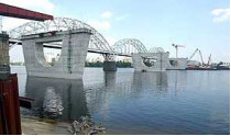«обнаруженные на опорах строящегося в киеве дарницкого моста трещины вообще не представляют опасности для надежности мостового перехода»