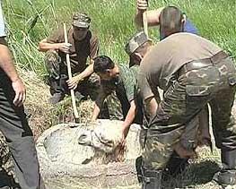 В запорожской области спасателям пришлось вытаскивать из канализационного люка провалившегося&#133; Верблюда