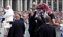 На площади святого петра в открытый автомобиль папы римского запрыгнул сумасшедший