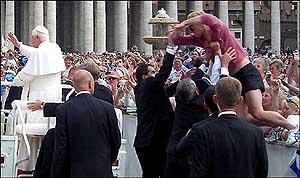На площади святого петра в открытый автомобиль папы римского запрыгнул сумасшедший