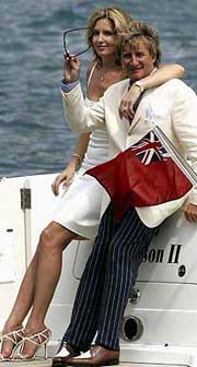 Свадьба 62-летнего британского певца рода стюарта и 36-летней модели пенни ланкастер обошлась жениху в миллион долларов