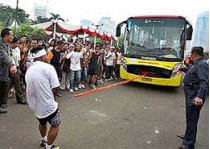 Автобус весом почти девять тонн житель индонезии тащил 50 метров, привязав его к своему&#133; Половому члену